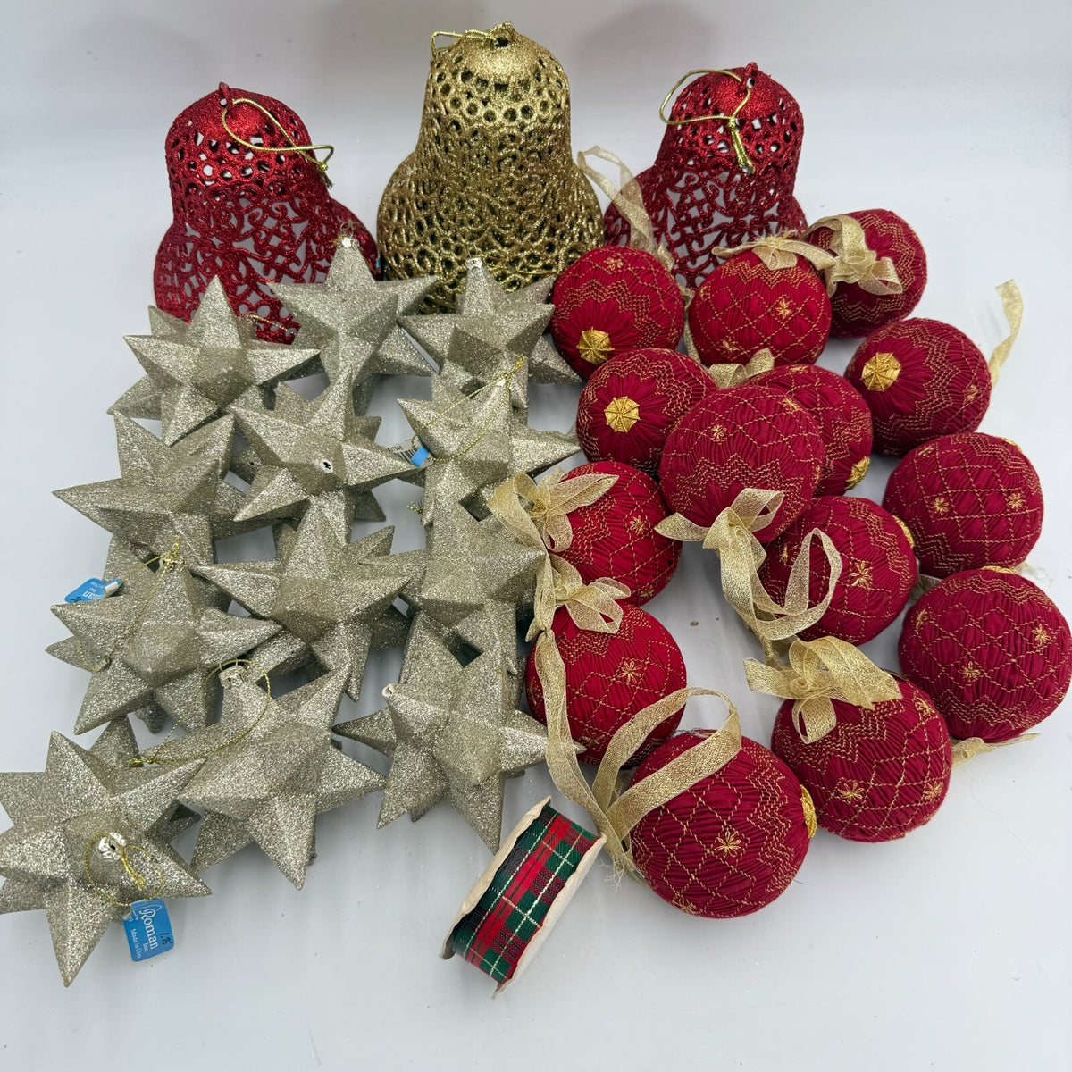 Lot of 30 Christmas Ornaments 4in Gold Glitter 3D Stars Red Stitched Balls 6in