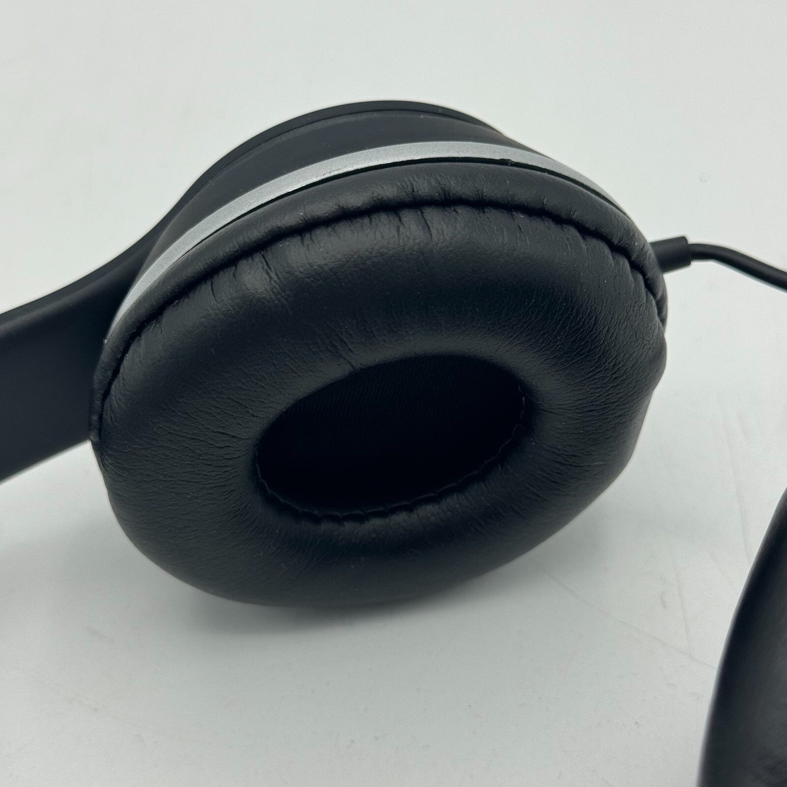 iLive Stereo Black Headphone 3.9 Foot Cord Rubberized Finish Adjustable Headband