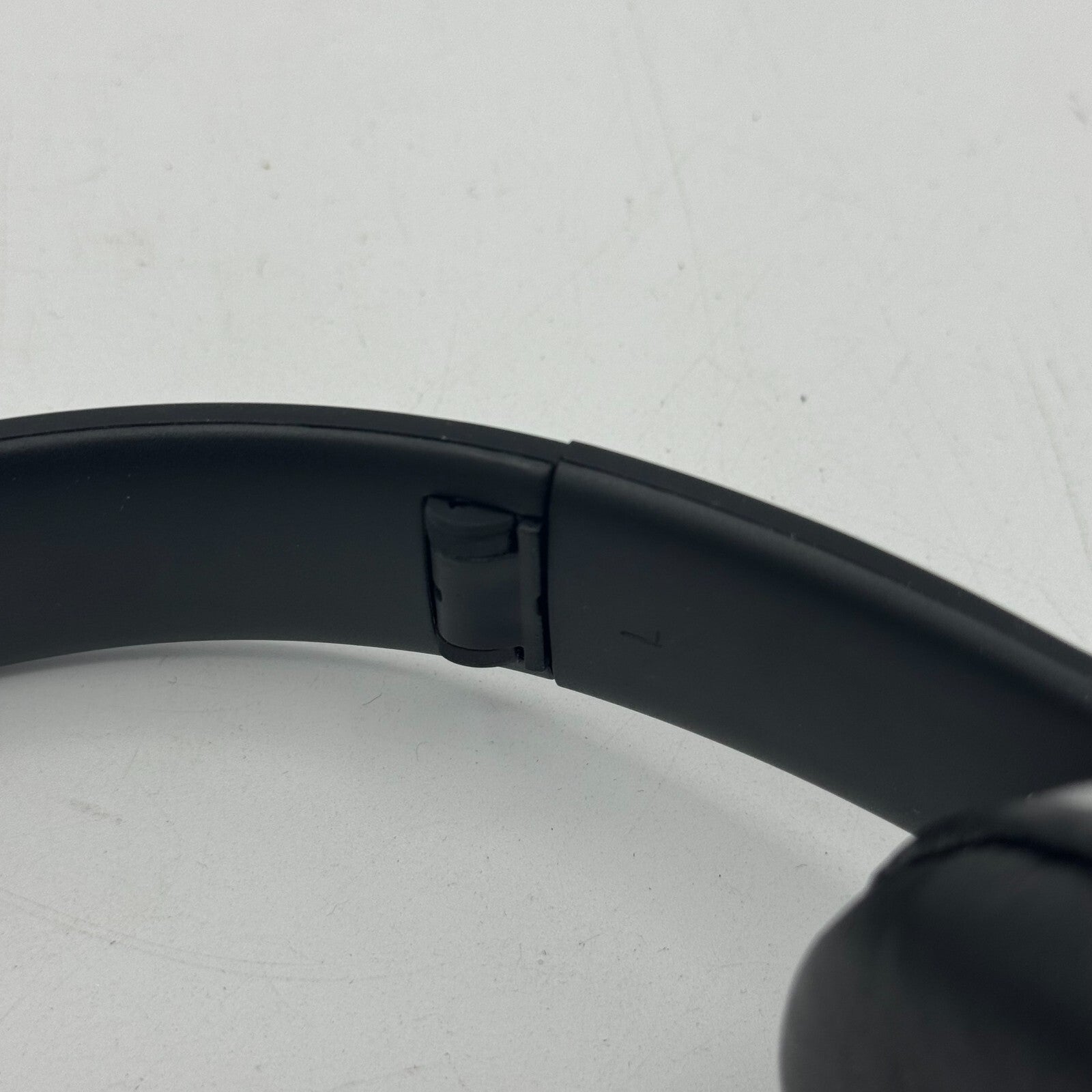 iLive Stereo Black Headphone 3.9 Foot Cord Rubberized Finish Adjustable Headband