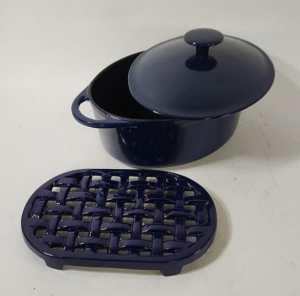 New Country Cottage Blue Oval 2 3/4 Quart Dutch Oven w/ Serving Lattice Tray